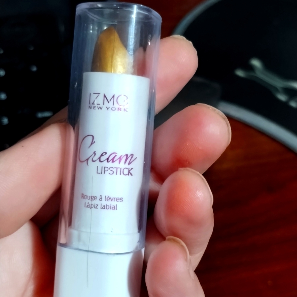 New izme gold lipstick for sale !!